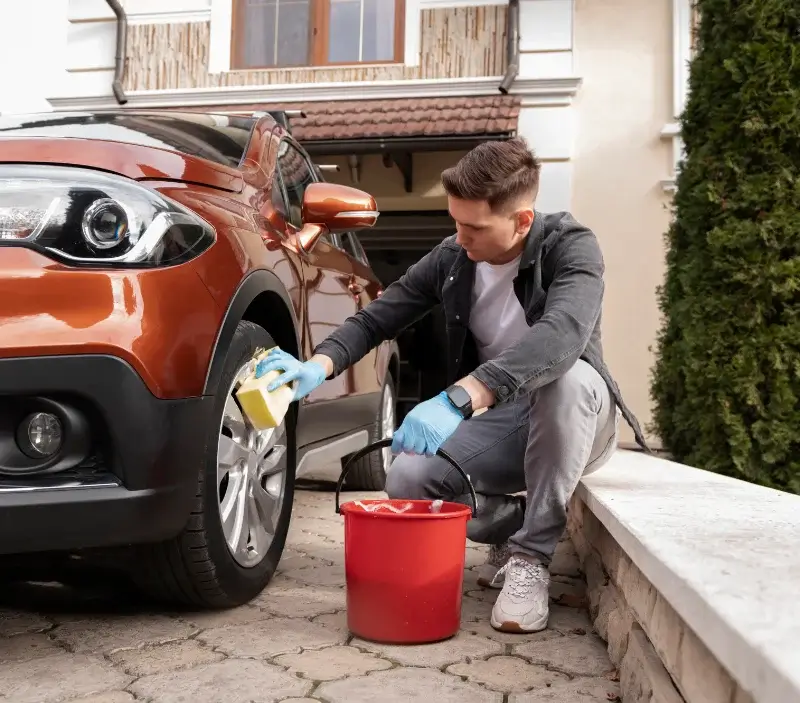 Lavage auto à domicile Lampaul-Plouarzel : professionnel intervenant sur un véhicule